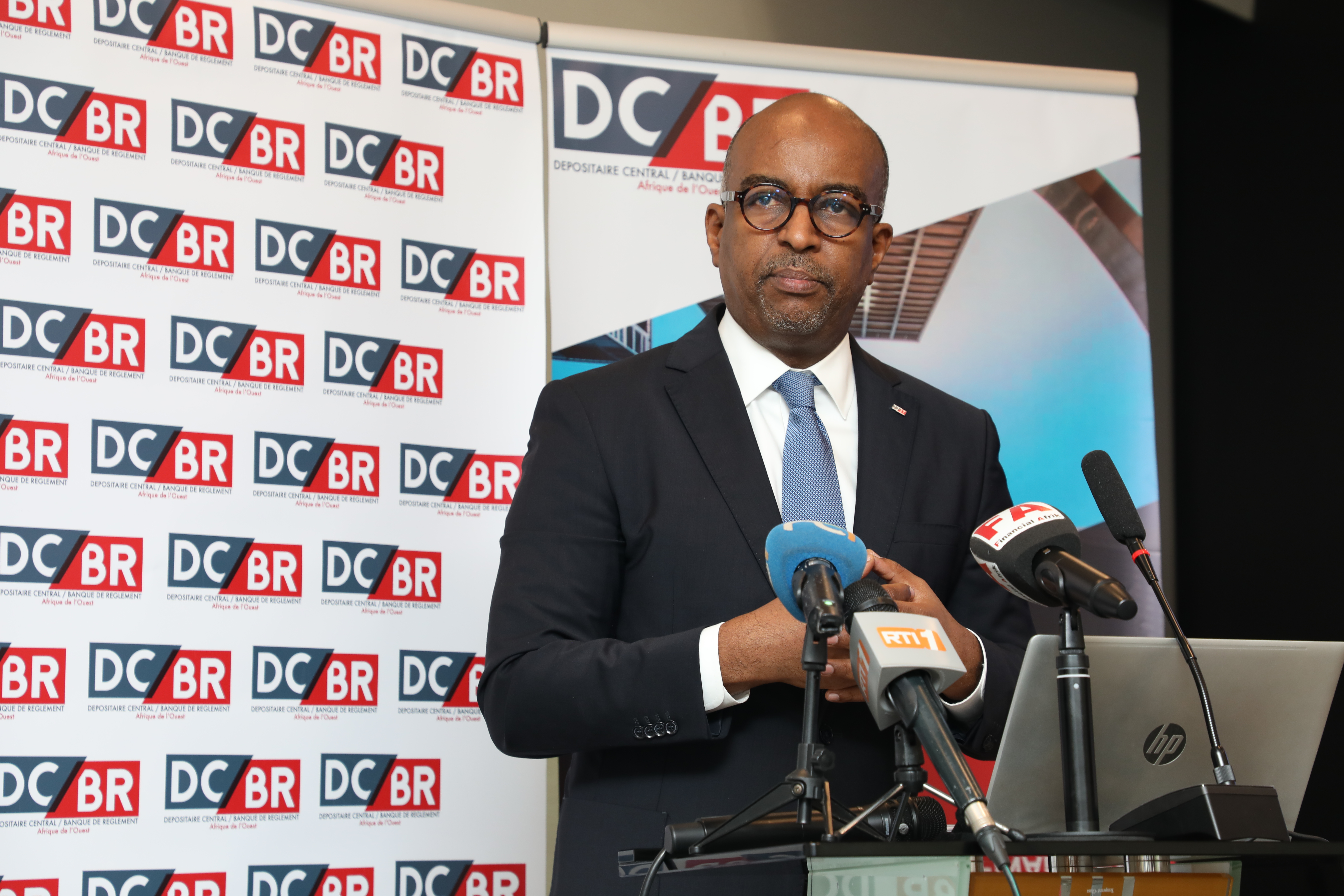 Le Dépositaire Central/Banque de Règlement (DC/BR) a annoncé le passage imminent du cycle de règlement des transactions boursières de J+3 à J+2 sur le marché financier régional de l’Union Monétaire Ouest-Africaine (UMOA), une évolution stratégique prévue d’ici la fin de l’année.  Cette annonce a été faite ce mercredi 25 juin 2025 à Abidjan, par le Directeur Général du DC/BR, M. Birahim Diouf, à l’occasion d’une rencontre avec la presse économique. Il a présenté l’état d’avancement du projet, soulignant son 