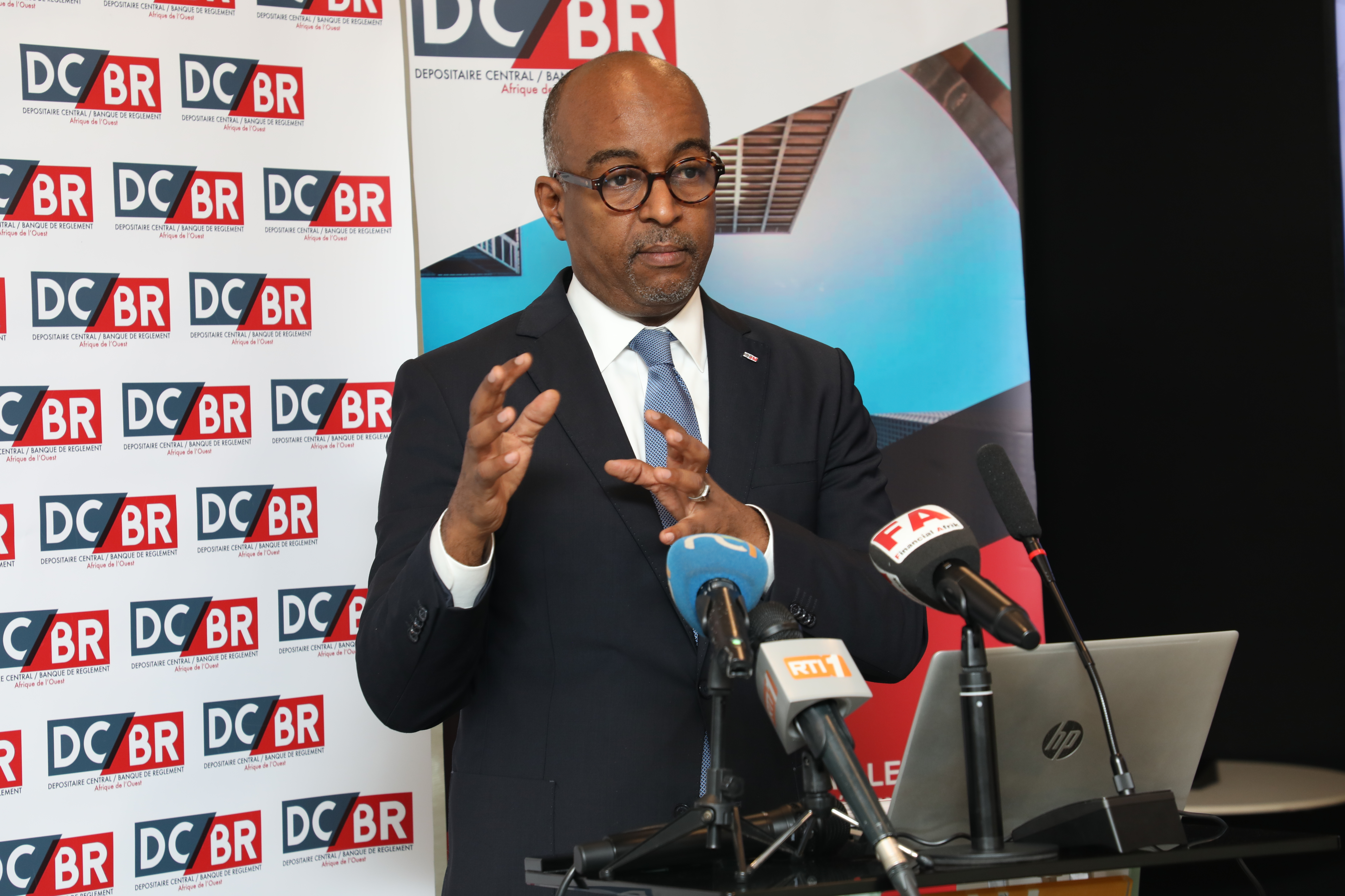 Le Dépositaire Central/Banque de Règlement (DC/BR) a annoncé le passage imminent du cycle de règlement des transactions boursières de J+3 à J+2 sur le marché financier régional de l’Union Monétaire Ouest-Africaine (UMOA), une évolution stratégique prévue d’ici la fin de l’année.  Cette annonce a été faite ce mercredi 25 juin 2025 à Abidjan, par le Directeur Général du DC/BR, M. Birahim Diouf, à l’occasion d’une rencontre avec la presse économique. Il a présenté l’état d’avancement du projet, soulignant son 